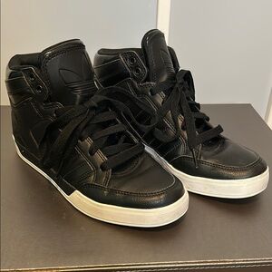 Adidas Black Sneakers with Textured Lining and Supportive Padding